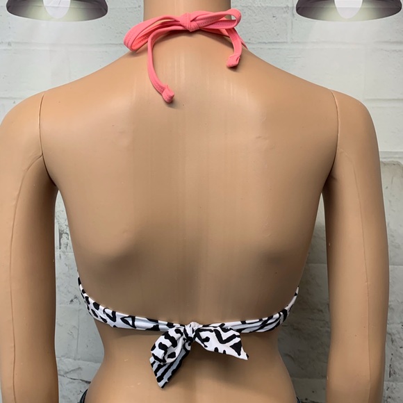 Adorable Swim Top with Cutouts. - Picture 2 of 5